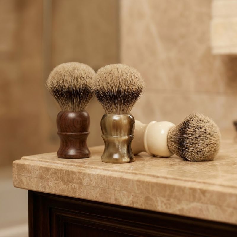 Brochas de afeitado clásicas con mango de madera y resina sobre superficie de mármol - Accesorios SensaBien