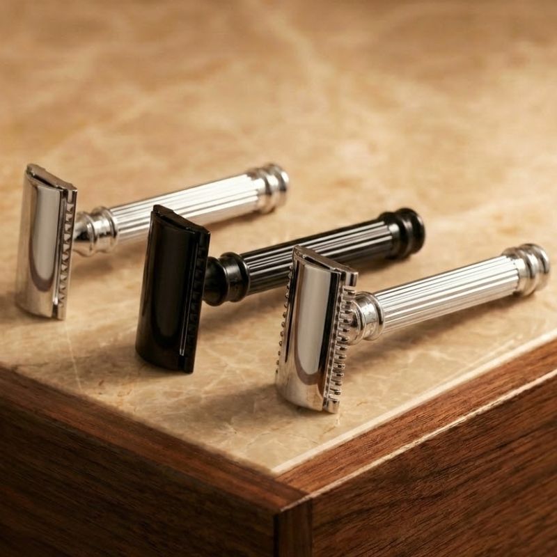 Set de tres maquinillas de afeitar clásicas en acabado cromo y negro sobre superficie de mármol - SensaBien